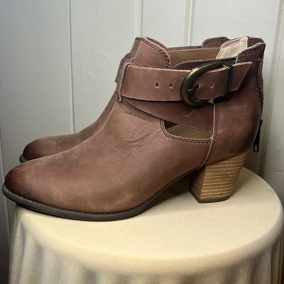 Vionic Women's Upright Rory Brown Back Zip Heeled Ankle Booties Boots - Picture 1 of 9
